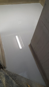 Photo de galerie - Pose de résine époxy sur dalle sablé dans une cave