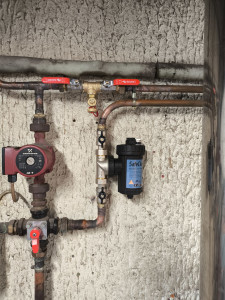 Photo de galerie - Pose d'un filtre de décantation et d'un T avec vanne et boisseau de vidange pour procéder au desembouage.