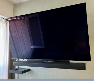 Photo de galerie - Installation propre et bien réalisée de la barre de son sous la TV murale. Travail soigné, résultat discret et efficace.