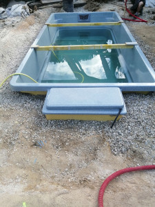 Photo de galerie - Pose de la piscine, création du puits de décompression et remblai 