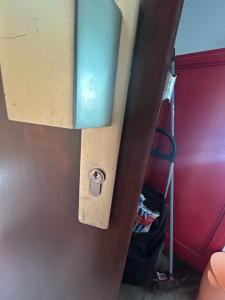 Photo de galerie - Réglage d’une porte qui ne se ferme pas