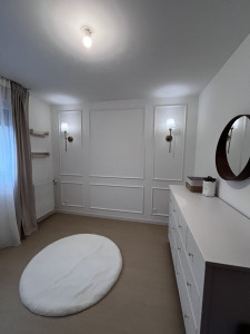 Photo de galerie - • pose de moulures sur mesure avec finition et peinture • pose étagères • pose luminaires • pose tringles de rideaux et rideaux et miroir • montage meubles en kit IKEA 