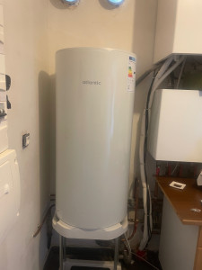 Photo de galerie - Remplacement d’un chauffe eau thermodynamique par un chauffe eau électrique simple poser sur socle.