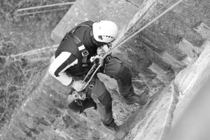 Photo de galerie - Travaux sur cordes aux endroits difficiles d accès autre que par le haut.
Élagage.