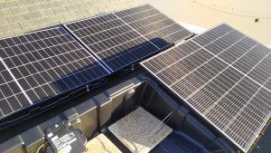 Photo de galerie - Installation solaire en autoconsommations sur toit plat avec bac a lester.