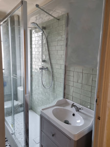 Photo de galerie - Rénovation d'un salle de bain , pose d'un receveur sur plots avec contour siporex , cabine adapter en contour, carrelage de sol, faïence style zellige, pose d'un meuble lavabo avec modification intégrale de la plomberie