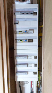 Photo de galerie - Installation tableau électrique pour le contrôle d'accès Urmet ( 1 platine principale + 2 platine secondaire)