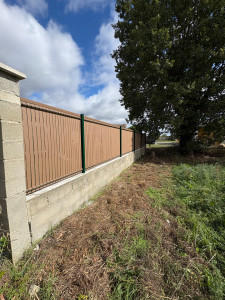 Photo de galerie - Realisation d’une arase sur murette + pose de grillage rigide et occultant en composite