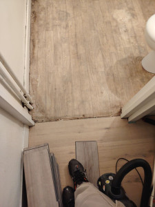 Photo de galerie - Début de pose de parquet dans une salle de bains 