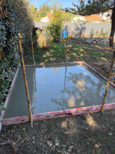 Photo de galerie - Dalle béton pour futur abri jardin 