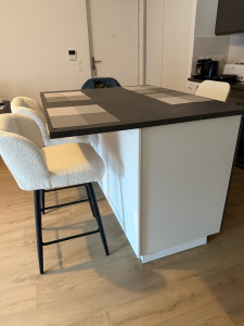 Photo de galerie - Table îlot central et chaises 