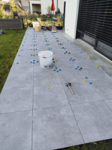 Photo de galerie - Terrasse carrelée plus posé de margelles contour piscine 