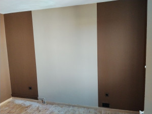 Photo de galerie - Tete de lit couleur beige sable . entourage marron perche 