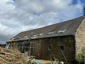 Photo de galerie - Rénovation.    surélévation charpente maçonnerie sur l’ancien remaniement et gouttière zinc