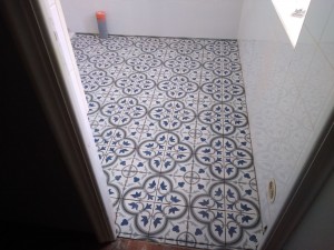 Photo de galerie - Carreaux de ciment et faïence au mur
