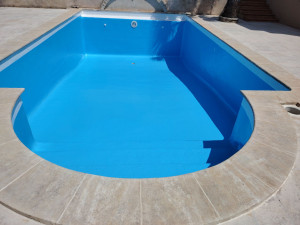Photo de galerie - Renovation en peinture piscine. 
