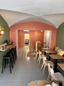 Photo de galerie - Réalisation peinture, banc et tablette dans bar à salade Istres 