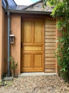 Photo de galerie - Installation d’une porte coulissante avec ossature bois sur un cagibi extérieur 