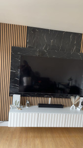 Photo de galerie - Décoration murale tv meuble led panneaux PVC tasseaux panneaux adhésifs effet marbre disponible 