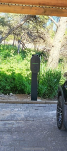 Photo de galerie - Installation d’une borne de recharge Legrand sur poteau pour la recharge simultanée de deux véhicules électriques. Une solution pratique, élégante et performante pour un usage quotidien à domicile