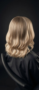 Photo de galerie - Réalisation d'un balayage et d'une coupe avec wavy