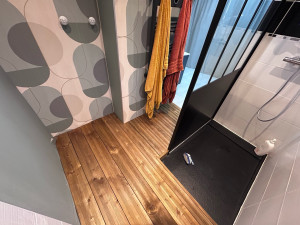 Photo de galerie - Réalisation d’un caillebotis accès douches selon contraintes d’implantation réseaux plomberie et sanitaire 