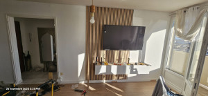 Photo de galerie - Pose de parquet et plinthes avec bardage au mur meubles et tv suspendu 