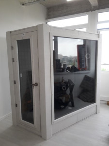 Photo de galerie - Montage cabine audio 