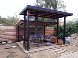 Photo de galerie - Pergola en acier thermolaquee compris palissade bois et plancher bois compris structure 