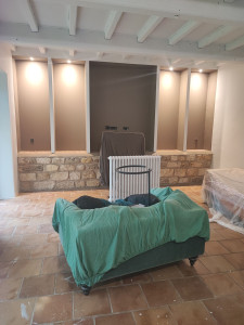 Photo de galerie - Ratissage complet des murs, ponçage, mise en application d une peinture acrylique, blanc et mur couleur.