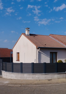 Photo de galerie - J'ai construit ce mur, avec des couvertine en béton et une clôture.