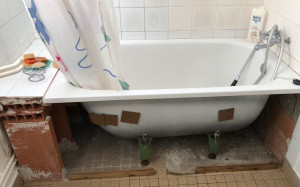 Photo de galerie - Dépose-repose  d’un tablier de baignoire 