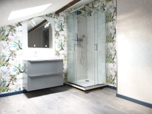 Photo de galerie - Création d'une salle de bain dans une chambre sous toiture.
Pose du carrelage, des équipements sanitaires ainsi que le  parquet et la tapisserie.