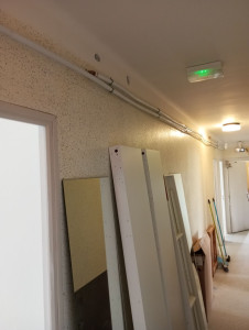 Photo de galerie - Avant pose/habillage coffrages panneaux OSB pour passage de canalisations d'eau.