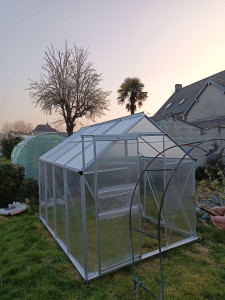 Photo de galerie -  montage serre polycarbonate 
