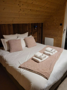 Photo de galerie - Réfection d'un lit dans un beau Châlet en location saisonnière 