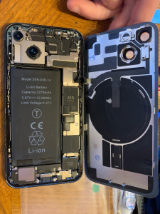 Photo de galerie - Remplacement batterie et vitre arrière d'un iphone 14.