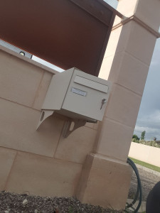 Photo de galerie - Installation dune boîte aux lettres