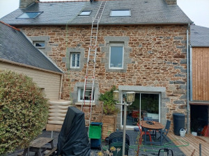 Photo de galerie - Images pendant le passage de l'hydrofuge sur la toiture partie gauche en haut traité côté droit non traité pour voir les différences.