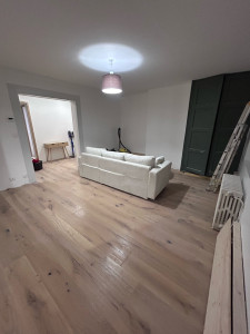 Photo de galerie - Pose d’un parquet flottant neuf. 