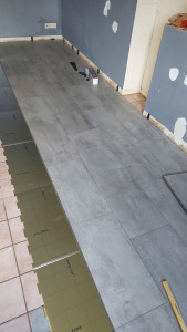 Photo de galerie - Pose de dalles pvc clipsables en recouvrement d'un vieux carrelage 