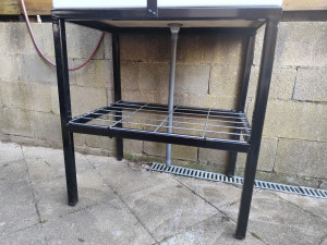 Photo de galerie - Fabrication sur mesure châssis pour bac évier extérieur et peinture.