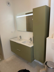 Photo de galerie - Pose d’un meuble double vasque avec miroir et colonne 