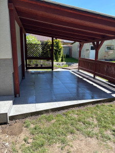 Photo de galerie - Pose de carrelage sur une terrasse. Travail propre et professionnel.