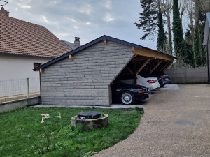 Photo de galerie - Carport traditionnel sur mesure avec couverture ardoise.