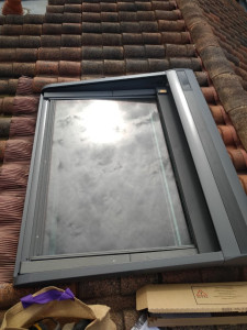 Photo de galerie - Pose d'un volet solaire pour une fenêtre de toit Velux