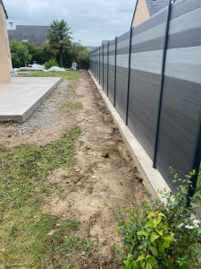 Photo de galerie - Ceinture en béton armé pour renforcer une clôture mal posée par un artisan