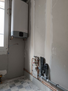 Photo de galerie - Installation ballon d'eau chaude avec groupe sécurité déporté et installation sanitaire et l'évacuation pour cuisine équipée