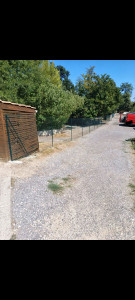 Photo de galerie - Pose grillage souple vert sur 32 mètres linéaires pour séparation jardin et chemin de servitude sur la commune de Quissac 30
