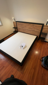 Photo de galerie - Montage de lit avec tête de lit + chevet suspendu